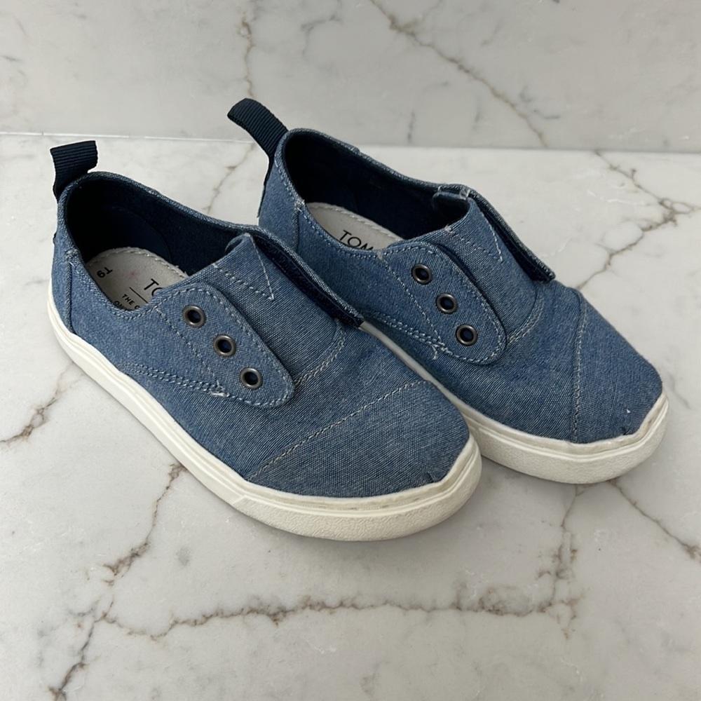 Tom’s Cordones Chambray toddler shoes. Size 9